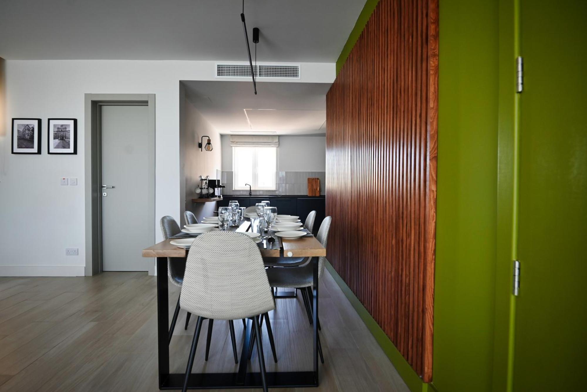 Apartment Cliff Edge In