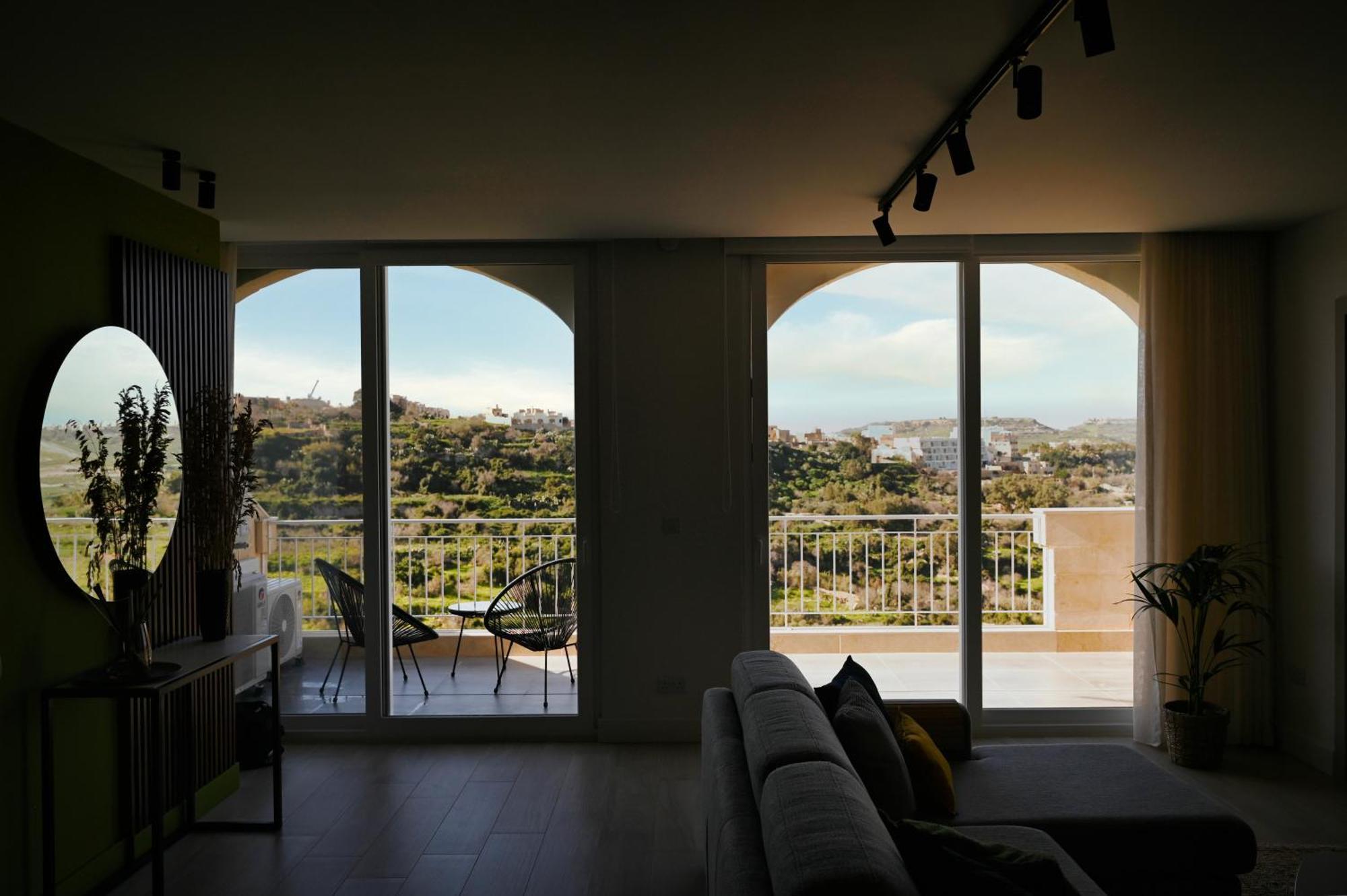 Cliff Edge In Apartment *